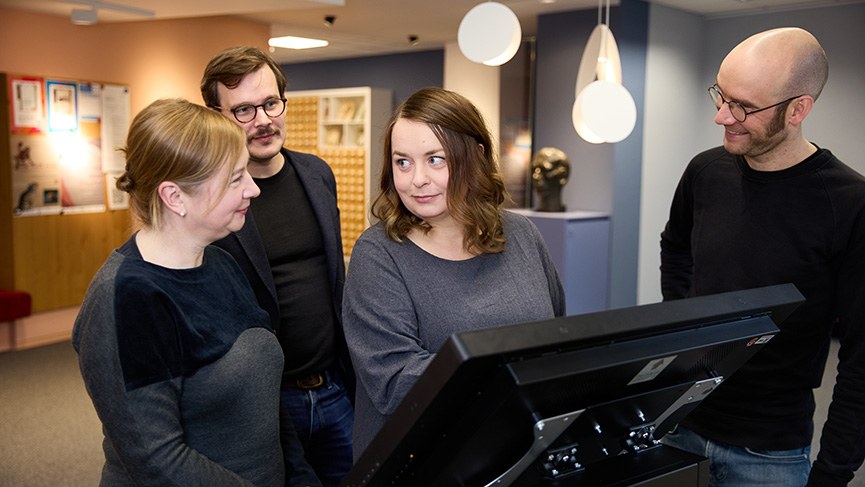Digital History of Education Lab (DHELab) Schmuckbild: Personen vor einem Bildschirm