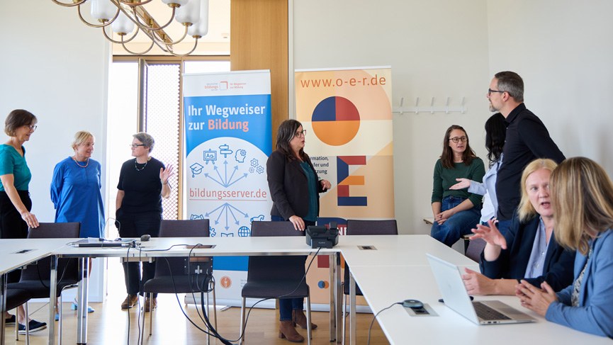 Deutscher Bildungsserver Schmuckbild: Personen im Gespräch