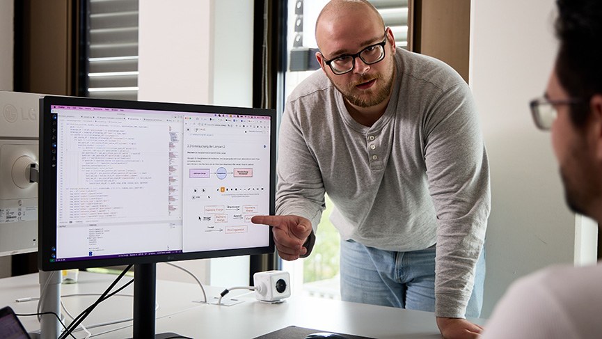 Schmuckbild: zwei Personen vor einem Bildschirm