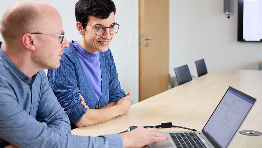 Schmuckbild: Personen vor einem Bildschirm