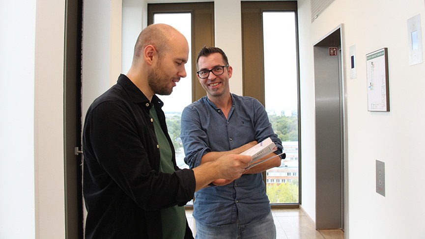 Schmuckbild: Personen vor Fahrstuhl