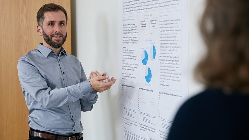 Schmuckbild: Personen vor Posterwand