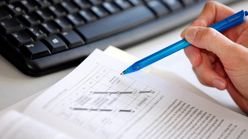 Schmuckbild: Hand mit Kugelschreiber