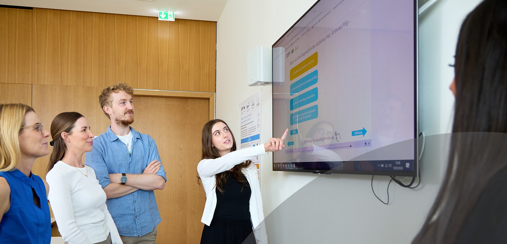 Schmuckbild: Personen vor einem Präsentationsbildschirm