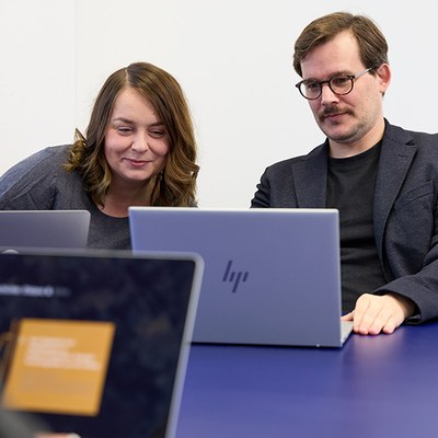 Schmuckbild: zwei Personen vor Laptop