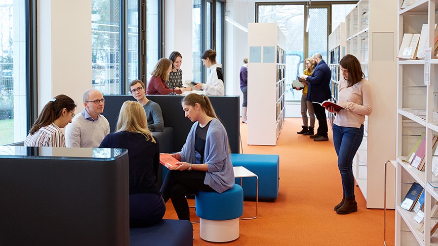 Organisation Schmuckbild: Blick in die Frankfurter Forschungsbibliothek